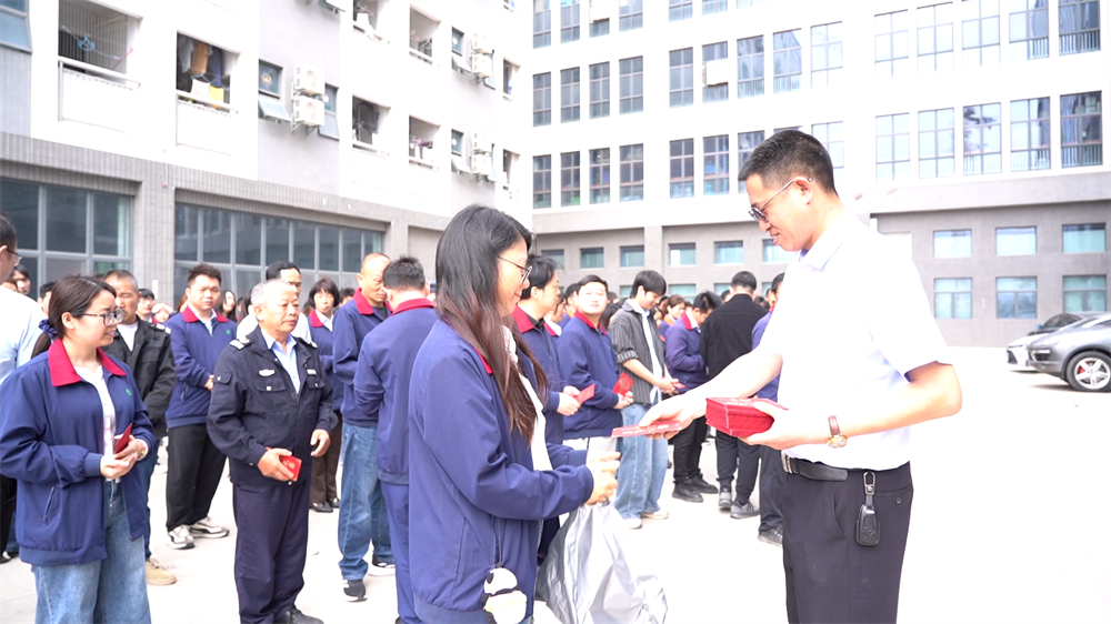 "sengtor starts work and sends out red envelopes" "sengtor starts work and sends out red envelopes"